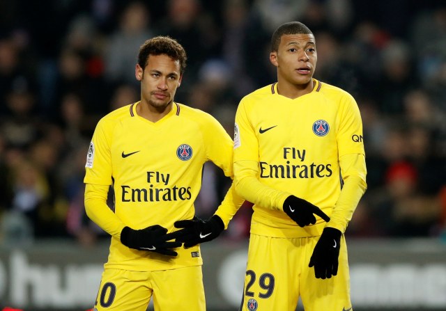 Neymar dan Mbappe telan kekalahan perdana. (Foto: REUTERS/Gonzalo Fuentes)
