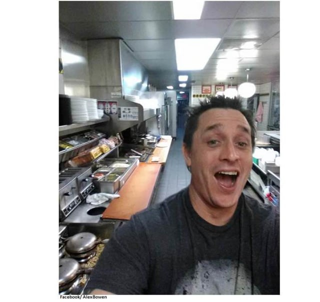 Datang Dini Hari, Pelanggan Waffle House Memasak Makanannya Sendiri (3)