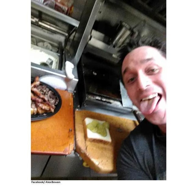 Datang Dini Hari, Pelanggan Waffle House Memasak Makanannya Sendiri (4)