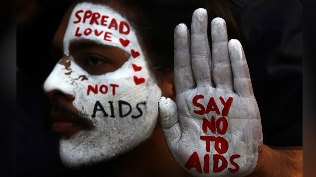Peringatan hari AIDS sedunia di India (Foto: REUTERS/Ajay Verma)