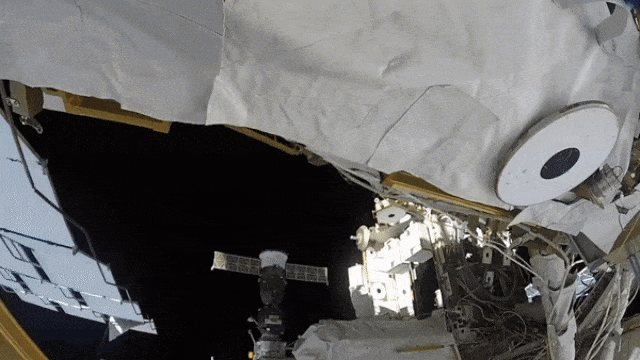 Astronaut Lakukan Spacewalk (Foto: Twitter/@AstroKomrade)