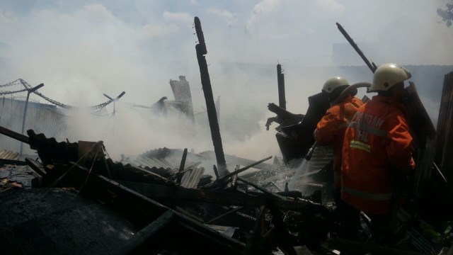 Proses pemadaman kebakaran di Bandengan Utara (Foto: Iqbal Firdaus/kumparan)