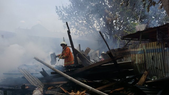 Proses pemadaman kebakaran di Bandengan Utara (Foto: Iqbal Firdaus/kumparan)