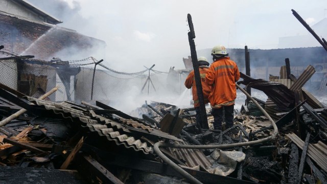 Proses pemadaman kebakaran di Bandengan Utara (Foto: Iqbal Firdaus/kumparan)