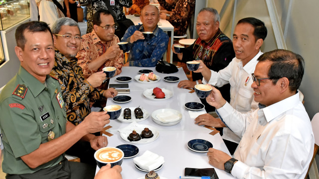 Presiden Joko Widodo Minum Kopi di Sejiwa Coffee (Foto: Dok. Agus Suparto - Presidential Palace)