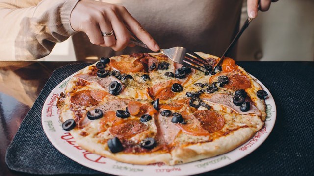 Makan terlalu banyak. (Foto: Pexels )