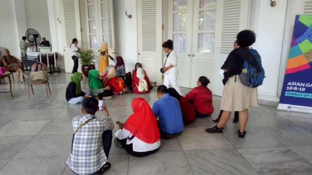 Belasan Warga Lesehan di Pendopo Balai Kota (Foto: Johanes Hutabarat/kumparan)