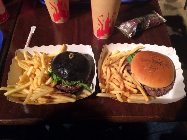 Dark Vador Burger dan Jedi Burger (Foto: Twitter/@DCentralPlaza)