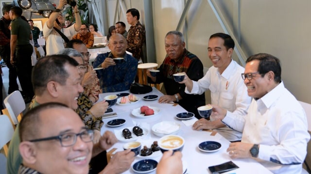 Jokowi Minum Kopi di Sejiwa Bandung (Foto: Dok. Istimewa)