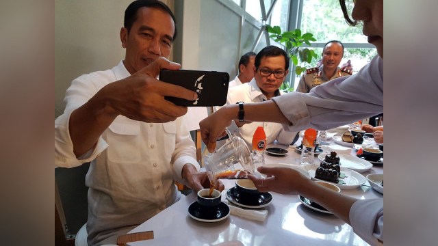 Jokowi dan Pramono Anung di Sejiwa kopi. (Foto: Twitter/@pramonoanung)