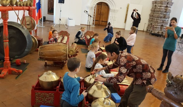 Siswa sekolah di Suzdal ikut workshop gamelan (Foto: Dok. KBRI Moskow)