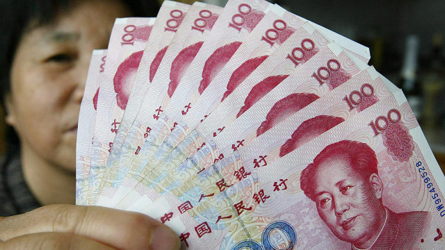 Mata uang Renminbi (Foto: AFP/Frederic Brown)