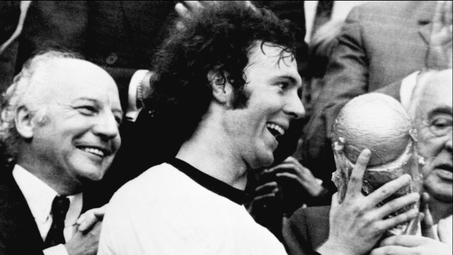 Beckenbauer dengan trofi Piala Dunia. (Foto: AFP)