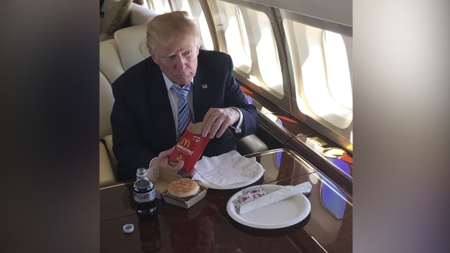 Donald Trump makan (Foto: Instagram @realdonaldtrump)