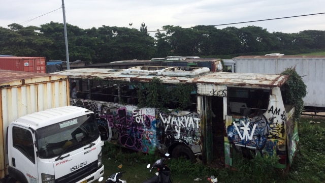 Kuburan Bus Bekas di Terminal Rawa Buaya. (Foto: Mirsan Simamora/kumparan)