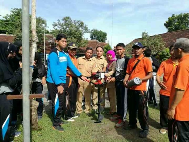 GERAKAN SEJUTA BIOPORI DAN PENANAMAN POHON BUAH KERJASAMA DINAS LINGKUNGAN HIDUP DAN SMAN 1 SUGIHWARAS (1)