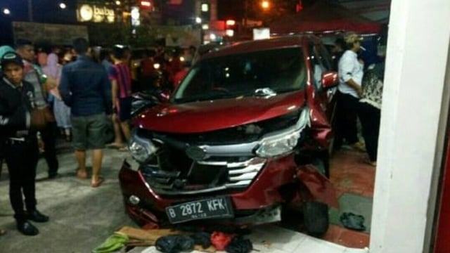 Kecelakaan mobil di Jln. Jatiwaringin Raya. (Foto: Intagram @jktinformasi)