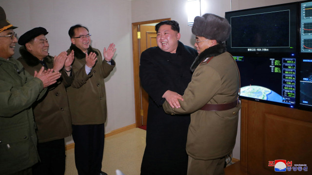 Kim Jong-Un berhasil luncurkan rudal Hwasong-15. (Foto: KCNA/Reuters)