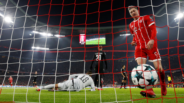 Lewandowski dan golnya ke gawang PSG. (Foto: REUTERS/Michaela Rehle)