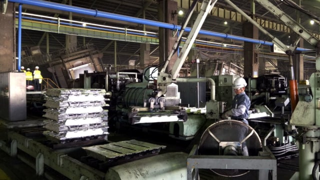 Pekerja di pabrik aluminium. (Foto: Michael Agustinus/kumparan)