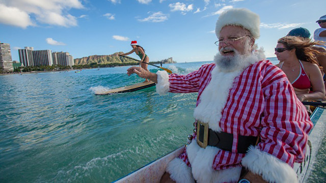 Santa Klaus naik kano ke Pantai Wakiki, Hawaii. (Foto: dok. Outrigger Hotels and Resort)