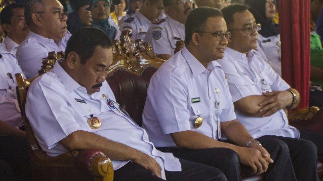 Wali Kota Jakarta Barat Anas Effendi tidur (Foto: ANTARA FOTO/Galih Pradipta)