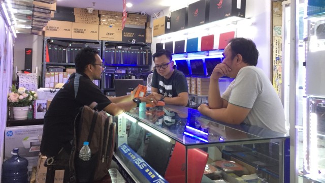 Pedagang Elektronik Di ITS Cempaka Mas (Foto:  Yuana Fatwalloh/kumparan)