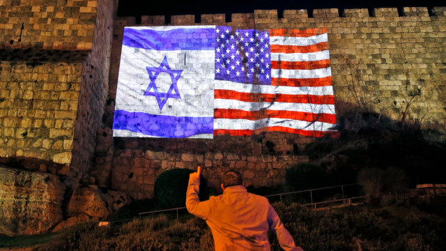 Bendera AS dan bendera Israel di Yerusalem. (Foto: AFP/Ahmad Gharabli)