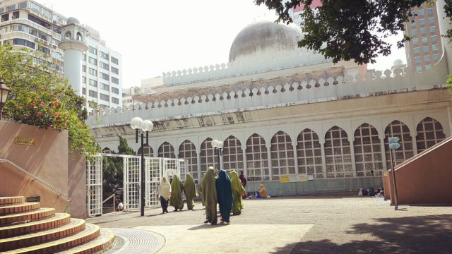 Muslim di Masjid Kowloon, Hong Kong (Foto: Instagram @ulfahufaira)