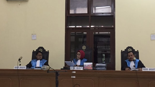 Pembacaan keputusan Hakim di PTUN (Foto: Reki Febrian/kumparan)