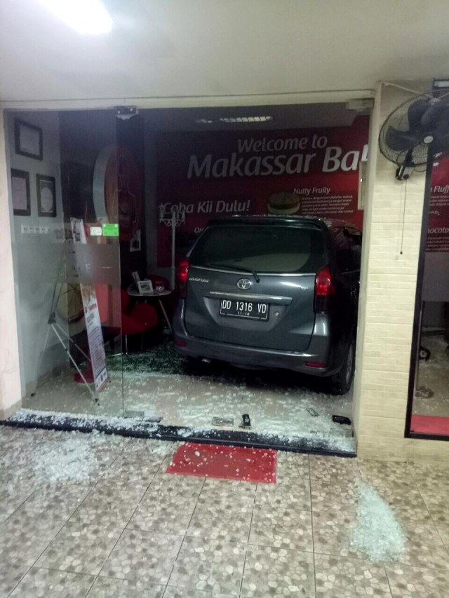 Toko kue Irfan Hakim ditabrak mobil pegawainya. (Foto: Dok. Irfan Hakim)