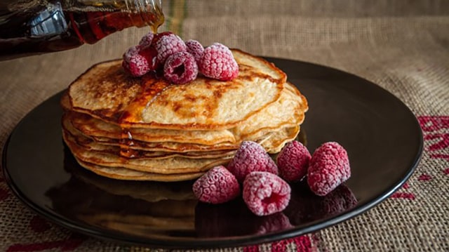 Pancake dengan taburan buah. (Foto: Pixabay)