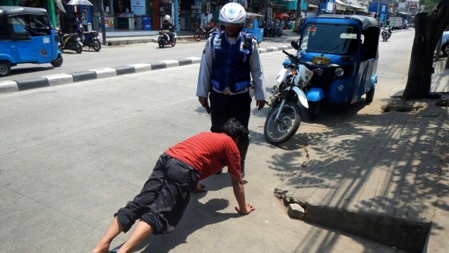 Supir angkot dihukum 'pompa jalan'. (Foto: Mirsan Simamora/kumparan)