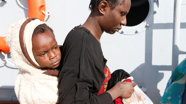 Imigran Afrika membawa seorang bayi (Foto: REUTERS/Ismail Zitouny)