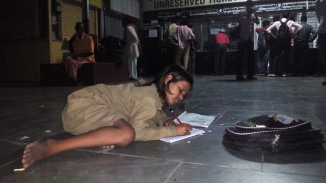 Divya belajar di Stasiun Orai, India (Foto: Facebook)