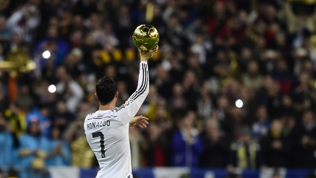 Ronaldo bersama trofi Ballon d'Or. (Foto: JAVIER SORIANO / AFP)