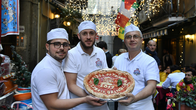 Pembuat pizza (Foto: AFP/Tiziana Fabi)