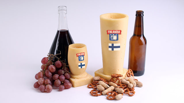 Gelas wine dan bir yang terbuat dari ukiran keju (Foto: Dok. Finlandia Cheese)