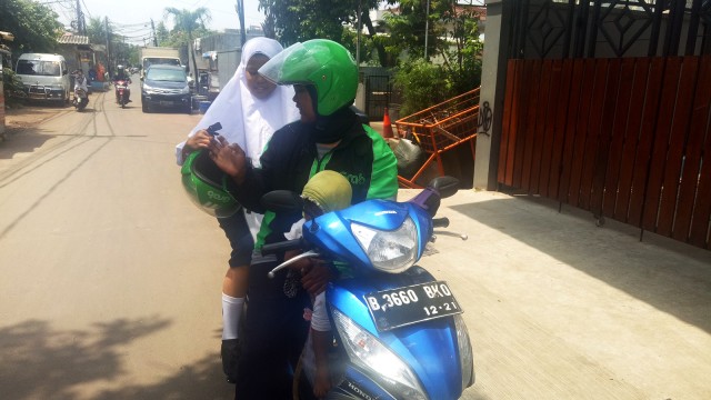 Driver Grabbike bernama Susi Sugianti (30)  (Foto: Adhim Mugni Mubaroq/kumparan)