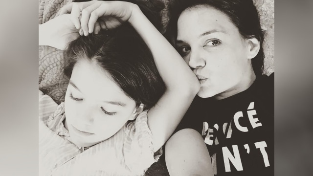 Katie Holmes dan anaknya. (Foto: Instagram/@katieholmes212)