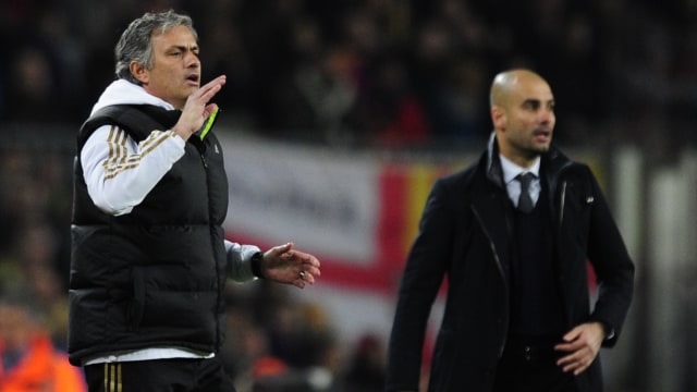 Mourinho dan Guardiola ketika mendampingi timnya. (Foto: AFP/Javier Soriano)