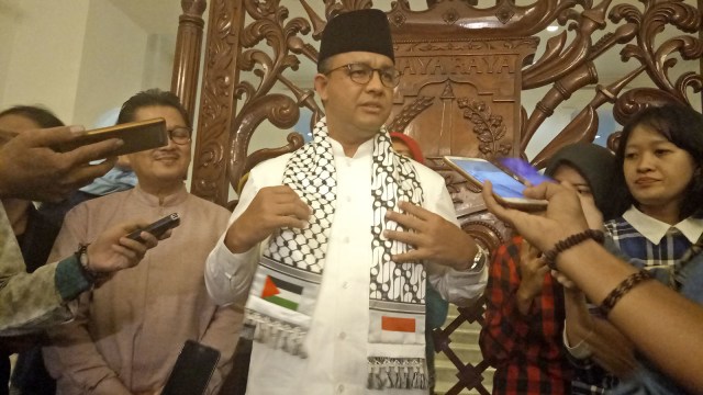 Anies Baswedan dan syal Palestina Indonesia (Foto: Nabilla Fatiara/kumparan)