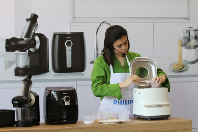 Chef Arimbi memasak (Foto: Dok. Philips)