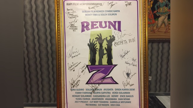 Tanda tangan di poster film Reuni (Foto: Sarah Yulianti Purnama/kumparan)