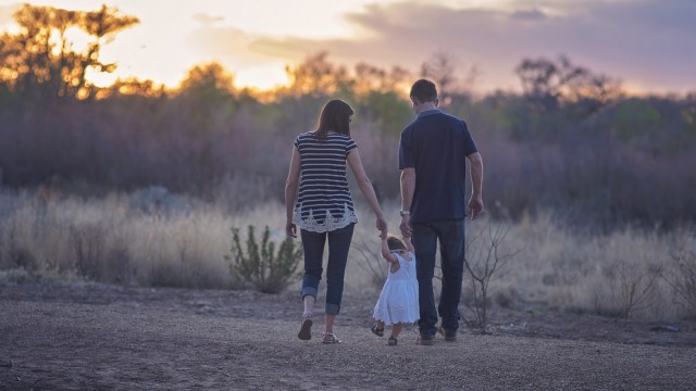 Melatih anak berjalan (Foto: Pixabay)