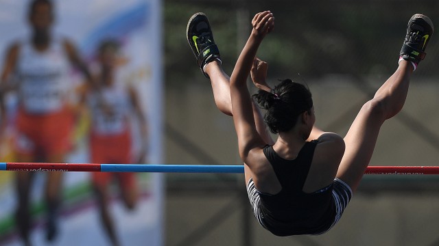 Lompat galah di Kejurnas Atletik 2017. (Foto: ANTARA/Sigid Kurniawan)