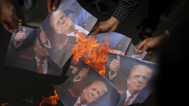 Foto Donald Trump dibakar. (Foto: AP Photo/Heri Juanda)