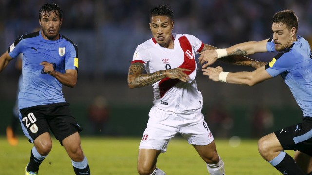 Guerrero dalam pertandingan Peru kontra Uruguay. (Foto: REUTERS/Andres Stapff)