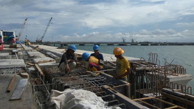 Pekerja konstruksi di Pelabuhan Kuala Tanjung (Foto: Wendiyanto Saputro/kumparan)