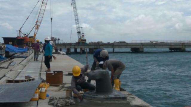 Pekerja konstruksi di Pelabuhan Kuala Tanjung (Foto: Wendiyanto Saputro/kumparan)
